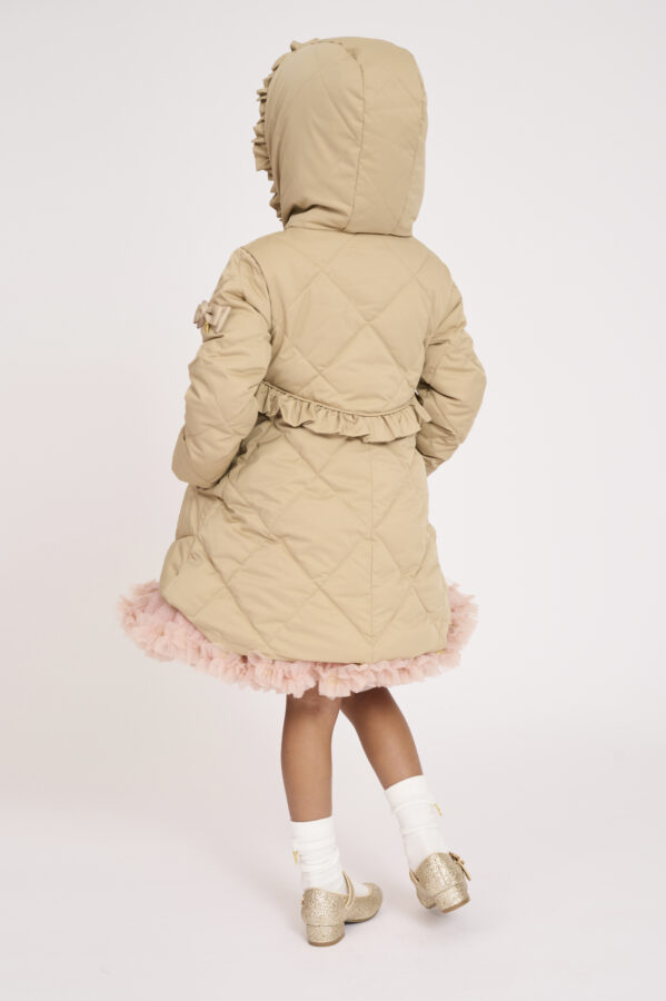 Peppa_Coat_Sand_Lifestyle_2